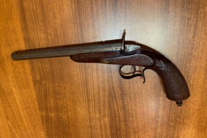 Полиция нашла в доме астраханца незарегистрированный дуэльный пистолет 19 века