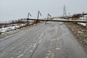 Под Астраханью обваленные опоры ЛЭП заблокировали дорогу в&#160;Икрянинский район