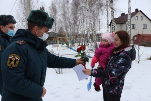 В Орловской области сотрудники МЧС России напомнили правила пожарной безопасности и поздравили женщин с наступающим праздником