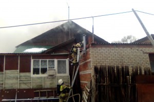 В Астрахани на площади 150 кв. метров сгорел жилой дом