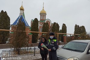 Астраханские полицейские вышли в традиционный «цветочный патруль»