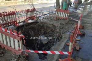 Из-за непогоды в центре Астрахани провалился асфальт