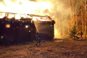 За ночь в Астраханской области сгорели кухня, баня и сарай: есть пострадавшие