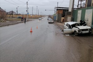 В Астрахани «Жигули» врезались в бетонную стену: водитель погиб