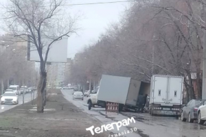 В Советском районе Астрахани на проезжей части провалился грузовик