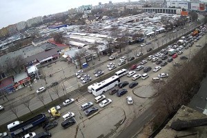 Астраханцы жалуются на километровые пробки из-за нового режима светофора у &#171;Ярмарки&#187;