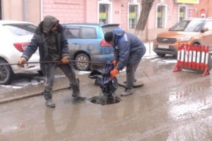 В Астрахани из-за выброшенной куртки засорилась канализационная труба