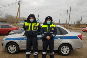 Астраханские полицейские спасли семью из автомобиля и предотвратили трагедию