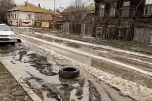 На улице Гилянской в Астрахани уже три месяца течёт канализация