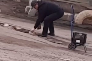 Астраханец в одиночку залатал яму на улице Валерии Барсовой