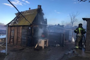 В астраханском селе Началово тушат пожар на 200 кв. метров