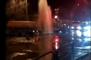 В центре Астрахани забил коммунальный фонтан