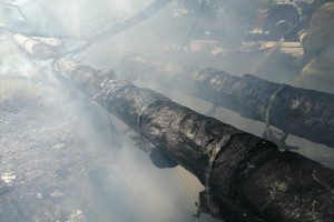 В Астрахани из-за неосторожности сгорели трубопровод, мусорный контейнер и&#160;два сарая