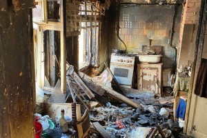 В центре Астрахани из-за короткого замыкания загорелась квартира