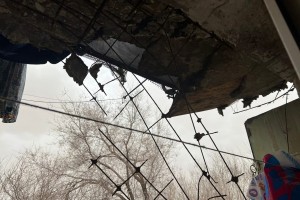 В Астрахани на улице Ботвина обрушился балкон