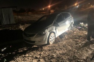 Ночью в&#160;Астрахани перевернулся автомобиль, пострадал водитель