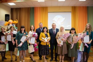 Председатель астраханской облдумы Игорь Мартынов поздравил победителей конкурса &#171;Учитель года&#187; из Камызяка