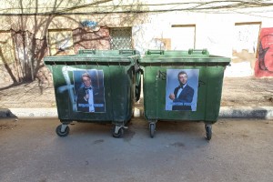 Астраханцы повесили постеры со звёздами шоу-бизнеса на мусорные баки
