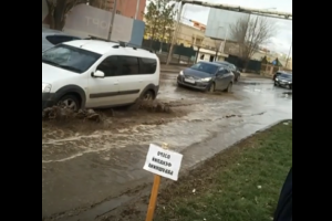 Астраханец вновь установил табличку «Озеро фекалий» на улице Белгородской