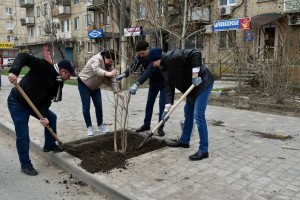 Глава Астрахани Мария Пермякова лично занялась высадкой деревьев