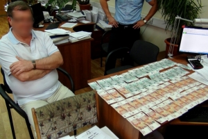 В Астрахани по подозрению в получении взятки полицией задержан сотрудник налоговой инспекции
