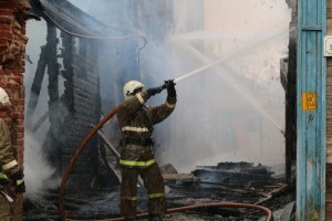 В Астраханской области за сутки горели камыш, жилой дом и квартира