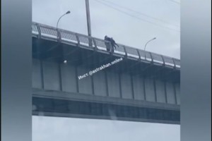 В Астрахани на Новом мосту спасли человека