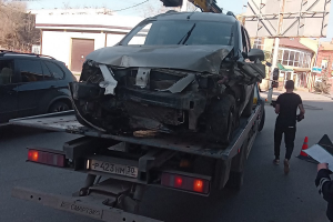 Под Новым мостом в Астрахани произошла жёсткая авария