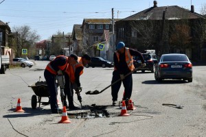 В Астрахани сегодня устраняют ямы на улице Каховского