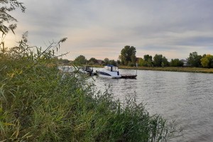 Под Астраханью двое мужчин потерпели крушение на лодке