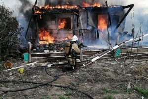 В Астрахани сгорели два дома, есть пострадавшие