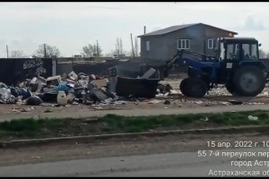 В Астрахани разбираются с&#160;трактористом &#171;Экоцентра&#187;, который устроил на улице свалку и&#160;уехал