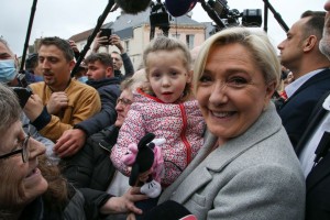 Кандидат в президенты Франции Марин Ле Пен назвала Россию великой державой
