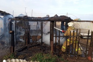 В Астраханской области сгорели жилой дом и автомобиль