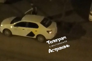 В Астрахани таксист избил пассажирку