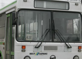 В Астрахани в автобусы запускают пассажиров только через переднюю дверь