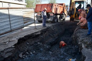 Астраханские коммунальщики ликвидируют крупную аварию на улице Мечникова