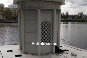 На выходных в Астрахани установили лебединый домик