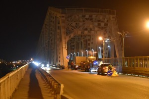 Ночью в Астрахани латали асфальт на Старом мосту