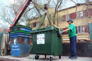 Астраханский регоператор по вывозу мусора меняет старые контейнеры на современные