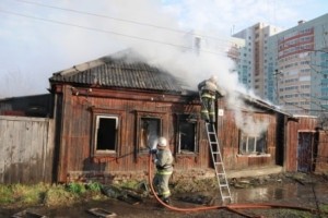 В Ленинском районе Астрахани на площади в 130 кв. метров полыхал крупный пожар