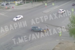 В Астрахани на улице Яблочкова сбили мотоциклиста