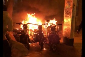 В Астрахани на площади Ленина сгорели электросамокаты
