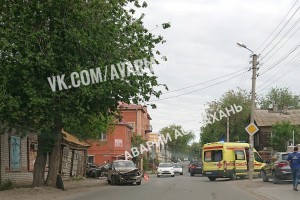 В Астрахани Lada Granta врезалась в опору ЛЭП на перекрёстке улиц Бэра и Казанской