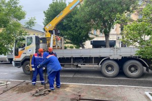 В центре Астрахани после рухнувшего на машину столба начали менять бетонные опоры