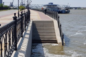 На набережной в&#160;Астрахани вода затопила лестницы