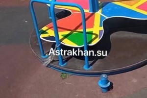 В Астрахани вандалы разгромили детскую площадку