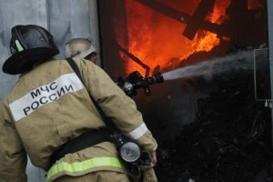 Из-за неосторожного курения в Астрахани загорелся жилой дом