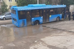 В Астрахани автобус провалился в яму на дороге