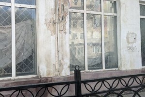 Дождь обнажил старинную надпись на улице Адмиралтейской в Астрахани